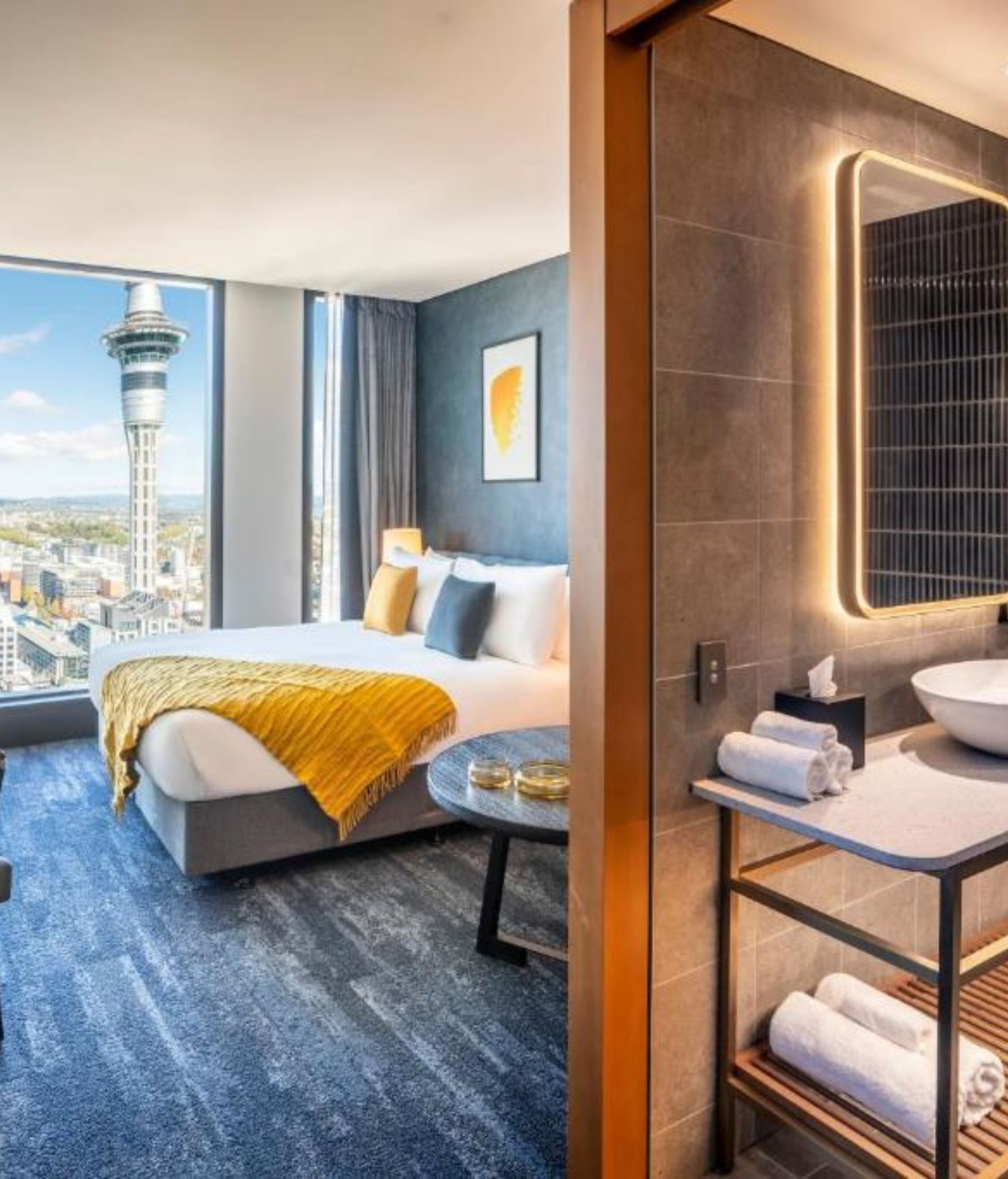 1 King Bed Standard Sky Tower View │ voco Auckland City Centre